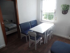 Dining - Apartment '4-Raum Ferienwohnung' with Shared Terrace and Wi-Fi (Cuxhaven)