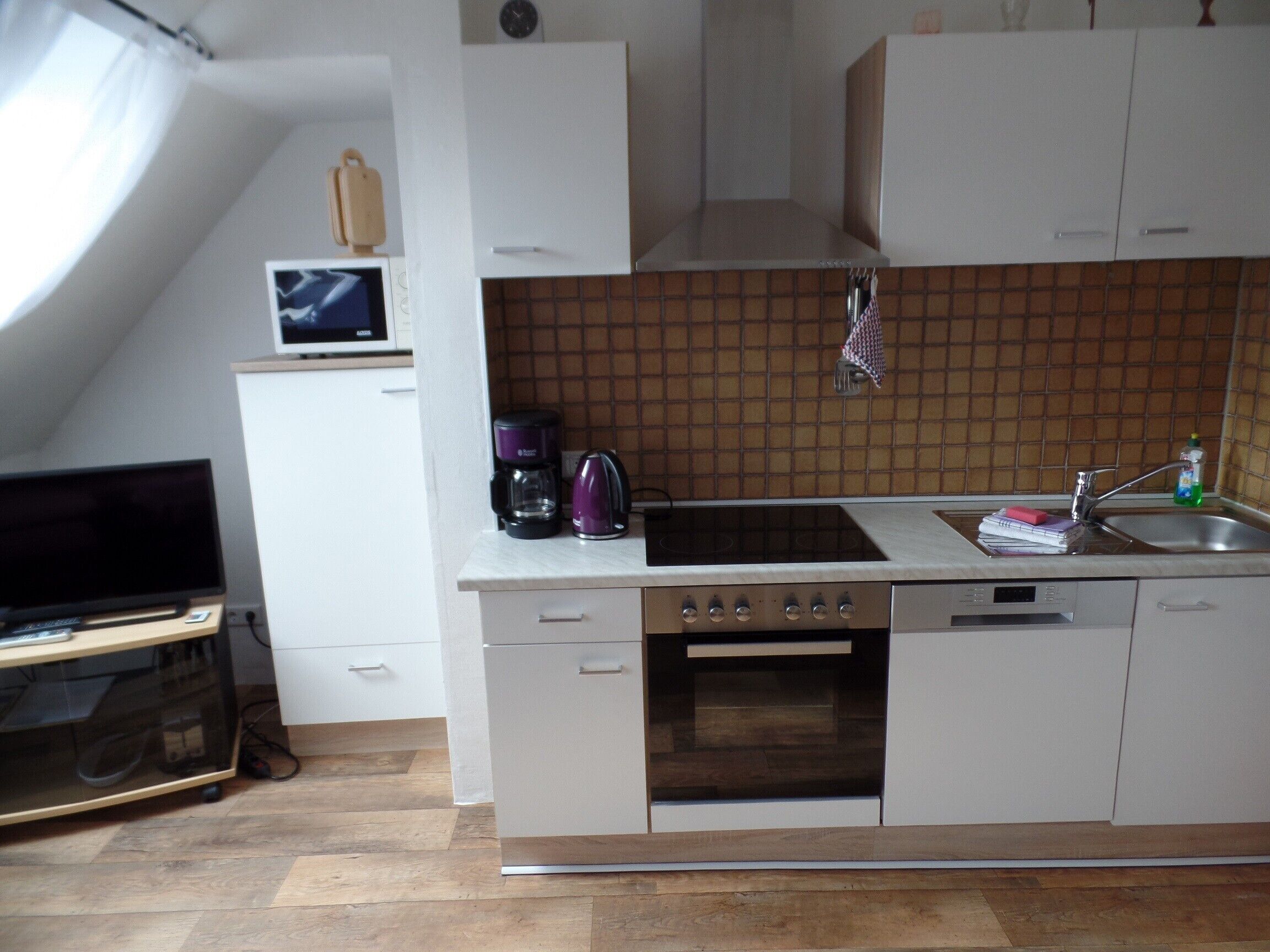 Coffee/tea maker, fridge, microwave, oven