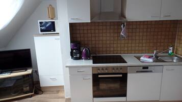 Coffee/tea maker, fridge, microwave, oven