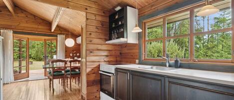 Een koelkast, een oven, een kookplaat, een koffiezetapparaat/waterkoker