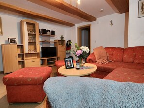 Fernseher, Tischtennisplatte, Stereoanlage