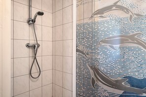 Chuveiro, secador de cabelo, toalhas de banho 