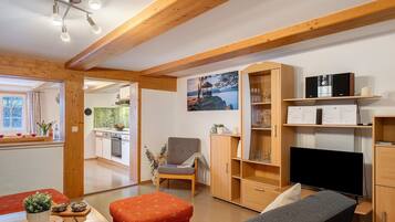 Fernseher, Tischtennisplatte, Stereoanlage