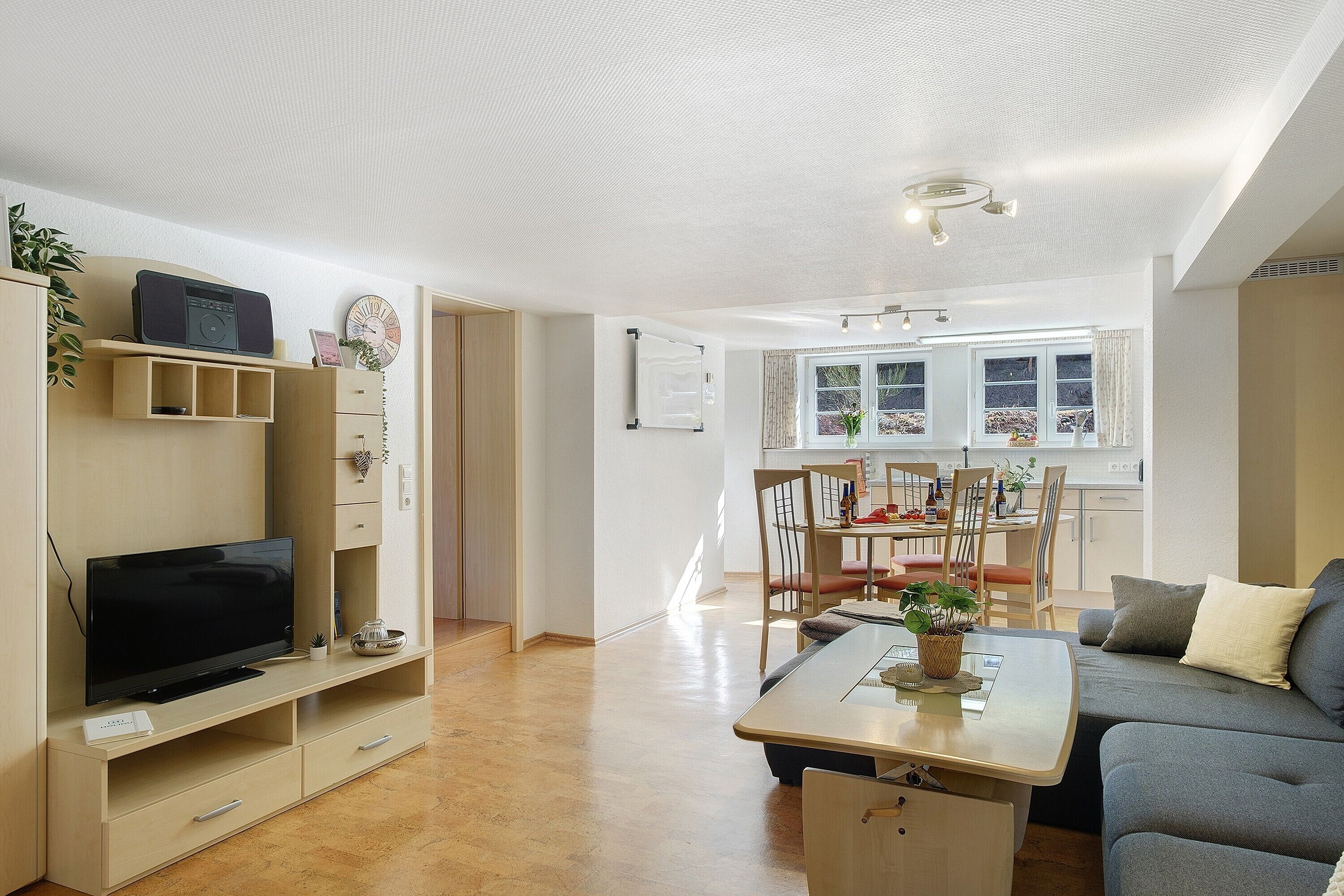 Una televisión, una mesa de tenis de mesa, un reproductor estéreo