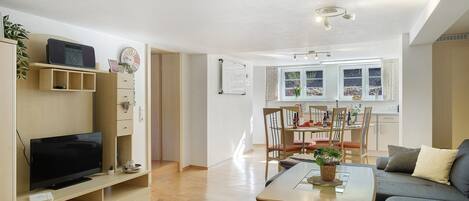 テレビ、卓球台、ステレオ