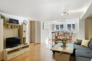 Televisio, pöytätennispöytä, stereot