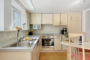 Fridge, microwave, oven, stovetop - Holiday Home Alte Schmiede – Titisee Apartment (Feldberg (Schwarzwald))