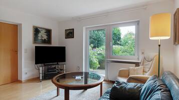 Een televisie, een dvd-speler en een stereo