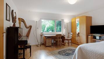 1 habitación, tabla de planchar con plancha, wifi gratis y ropa de cama