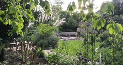 Appartement 'Secret Garden' avec terrasse privée, jardin commun et Wi-Fi