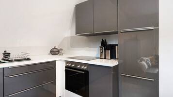 Jääkaappi, uuni, liesi, kahvin-/teenkeitin