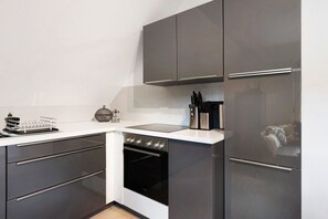 Fridge, oven, stovetop, coffee/tea maker