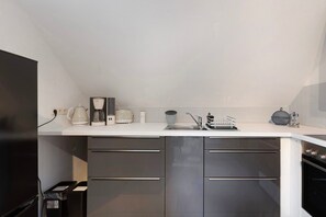 Fridge, oven, stovetop, coffee/tea maker
