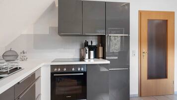 Frigorifero, forno, piano cottura, macchina per tè/caffè