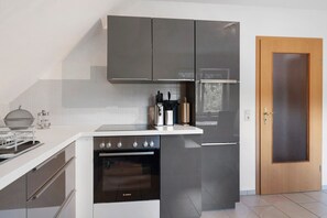 Fridge, oven, stovetop, coffee/tea maker