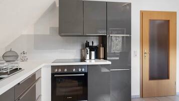 Frigorífico, horno, placa de cocina y cafetera o tetera