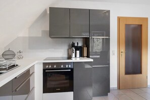 Frigorifero, forno, piano cottura, macchina per tè/caffè