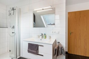 Douche, sèche-cheveux, serviettes fournies