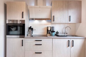 Kühlschrank, Ofen, Herdplatte, Wasserkocher mit Kaffee-/Teezubehör
