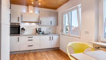 Kühlschrank, Ofen, Herdplatte, Wasserkocher mit Kaffee-/Teezubehör