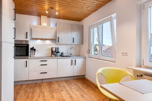 Réfrigérateur, four, plaque de cuisson, cafetière/bouilloire