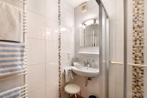Dusche, Haartrockner, Handtücher