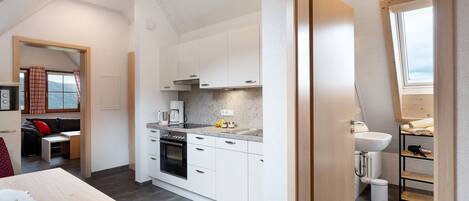 Kylskåp, mikrovågsugn, ugn och spishäll