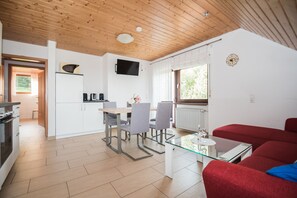 Interior - Apartment '2' with Mountain View, Shared Terrace and Wi-Fi (Bad Peterstal-Griesbach)