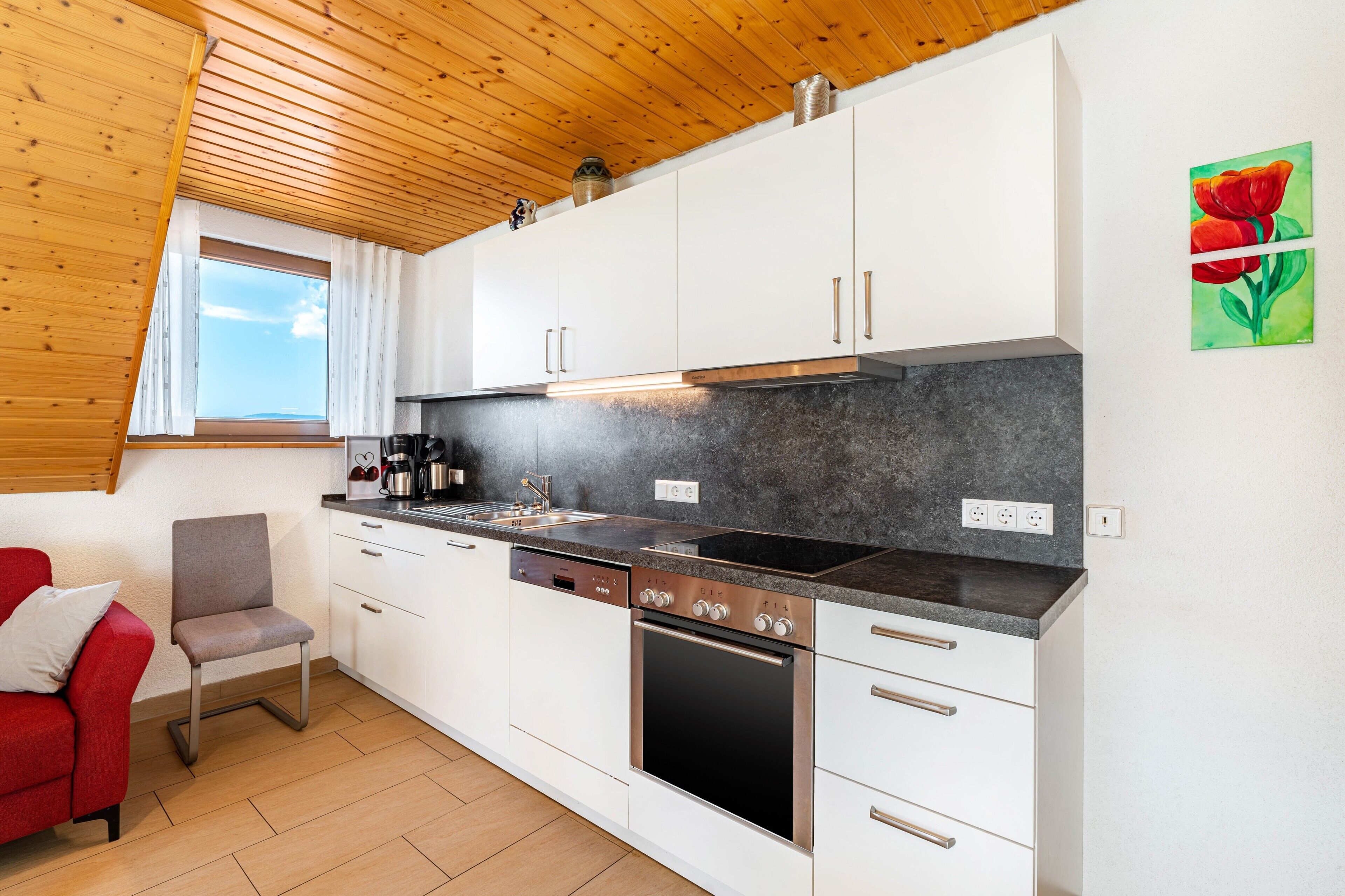 Wasserkocher mit Kaffee-/Teezubehör, Kühlschrank, Mikrowelle, Ofen