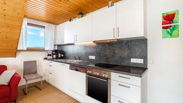 Wasserkocher mit Kaffee-/Teezubehör, Kühlschrank, Mikrowelle, Ofen