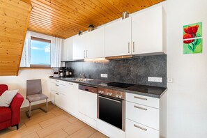 Fridge, microwave, oven, stovetop - Löcherhansenhof: Apartment '2' with Mountain View, Shared Terrace and Wi-Fi (Bad Peterstal-Griesbach)