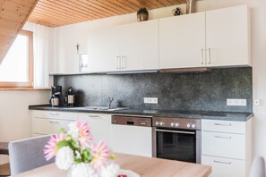 Fridge, microwave, oven, stovetop - Löcherhansenhof: Apartment '2' with Mountain View, Shared Terrace and Wi-Fi (Bad Peterstal-Griesbach)