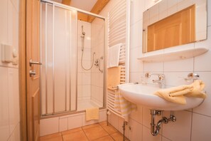Dusche, Haartrockner, Handtücher