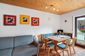 Dining - Apartment '3' with Mountain View, Shared Terrace and Wi-Fi (Bad Peterstal-Griesbach)