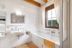 Douche, sèche-cheveux, serviettes fournies