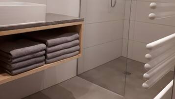 Dusche, Haartrockner, Handtücher