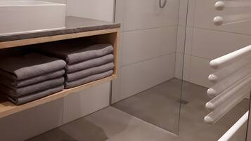 Dusche, Haartrockner, HandtĂŒcher