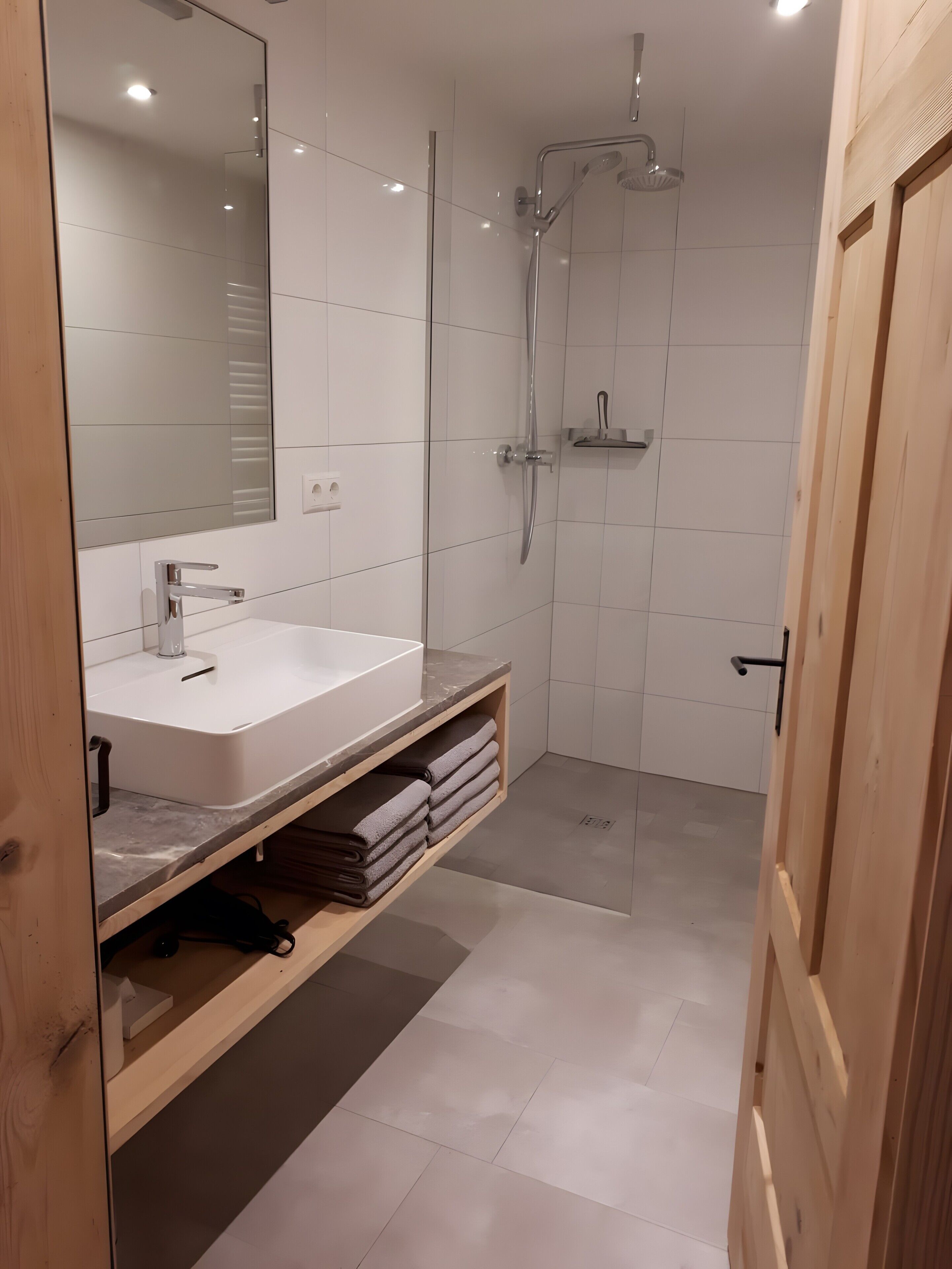 Dusche, Haartrockner, Handtücher