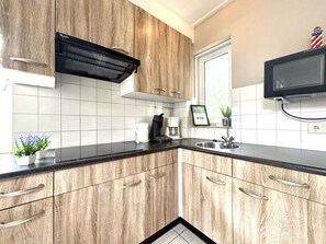 Fridge, oven, dishwasher, cookware/dishes/utensils