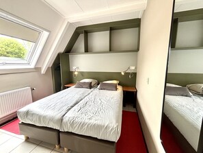 2 bedrooms, desk, WiFi