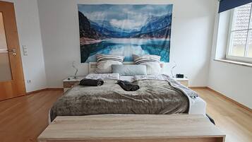 3 室のベッドルーム、WiFi (無料)、ベッドシーツ