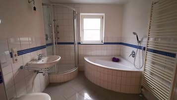 Douche, sèche-cheveux, serviettes fournies