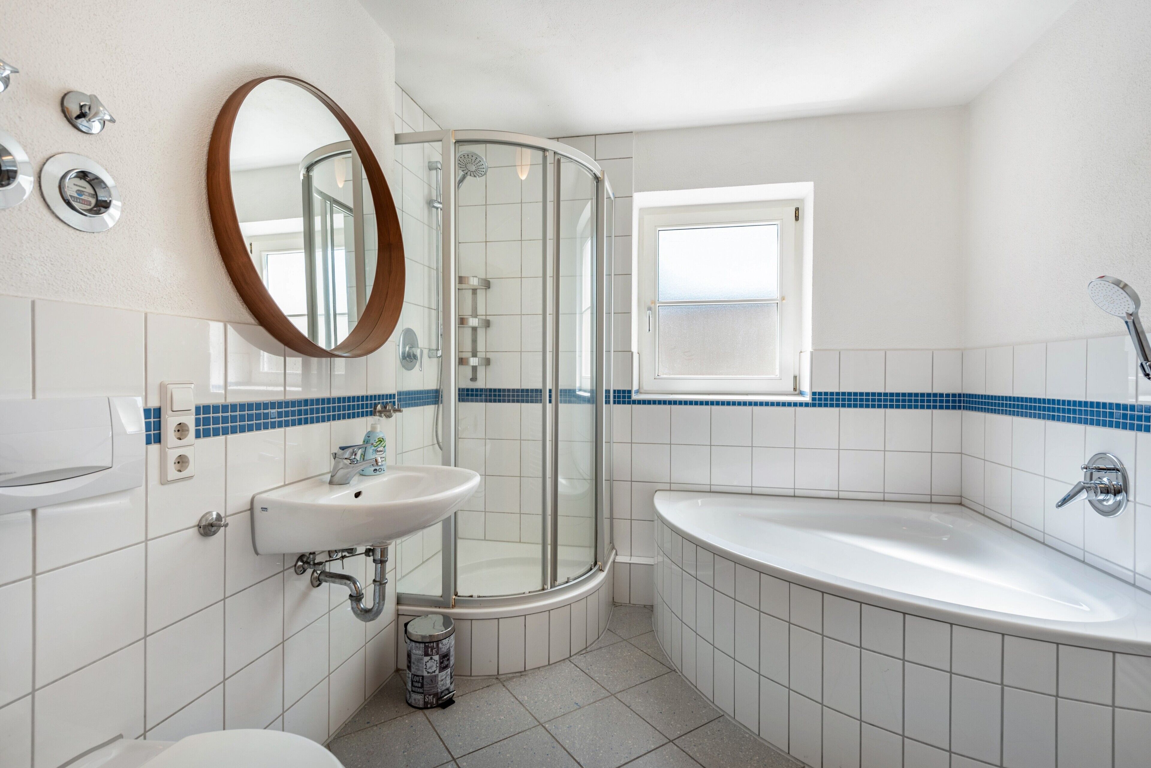 Dusche, Haartrockner, Handtücher