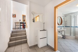 Dusche, Haartrockner, Handtücher