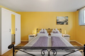 2 bedrooms, iron/ironing board, free WiFi, bed sheets