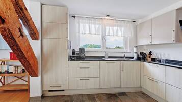 Een koelkast, een magnetron, een oven, een kookplaat