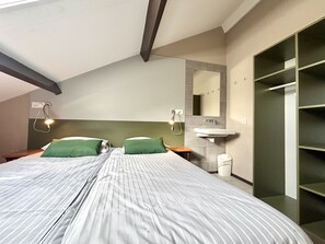 1 bedroom, desk, Internet