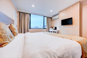 1 bedroom, desk, bed sheets