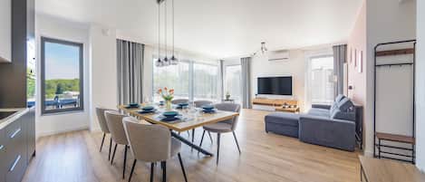 Appartement, uitzicht op rivier (B 33) | Woonruimte | Een 30-inch flatscreentelevisie met satellietzenders