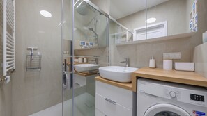 Apartment (A 8) | Bathroom | Shower, towels - Apartamenty Sun & Snow Sand Dunes (Dziwnów)